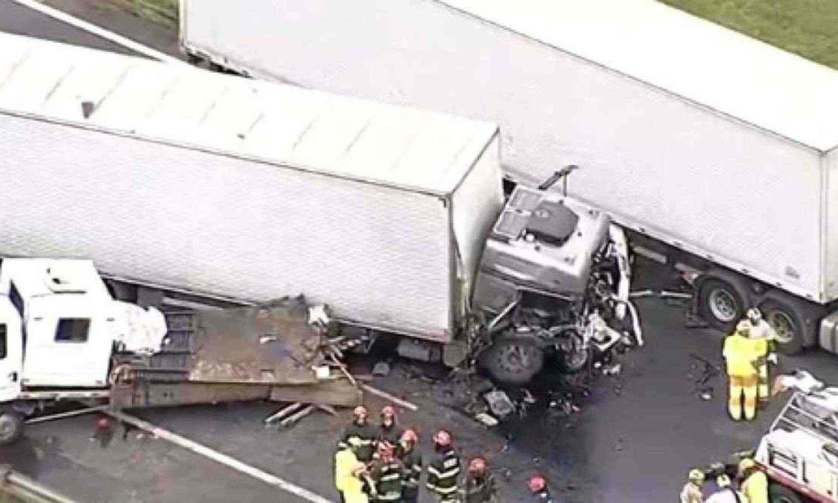 Quatro pessoas morreram em um engavetamento rodovia dos Bandeirantes, em Jundiaí (SP) -  (crédito: Reprodução Tv Globo/Bom dia SP)