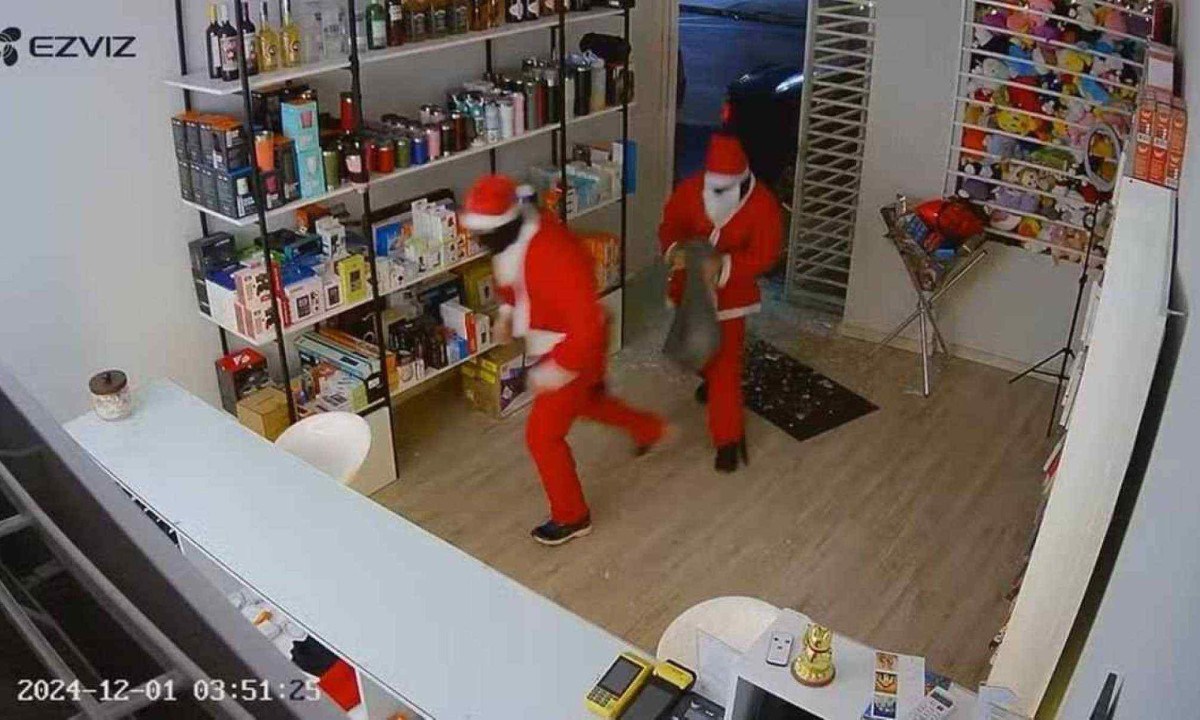 Dois criminosos vestidos de Papai Noel invadiram uma loja de eletrônicos no município de Cláudio, em Minas Gerais -  (crédito: Reprodução/Redes sociais)