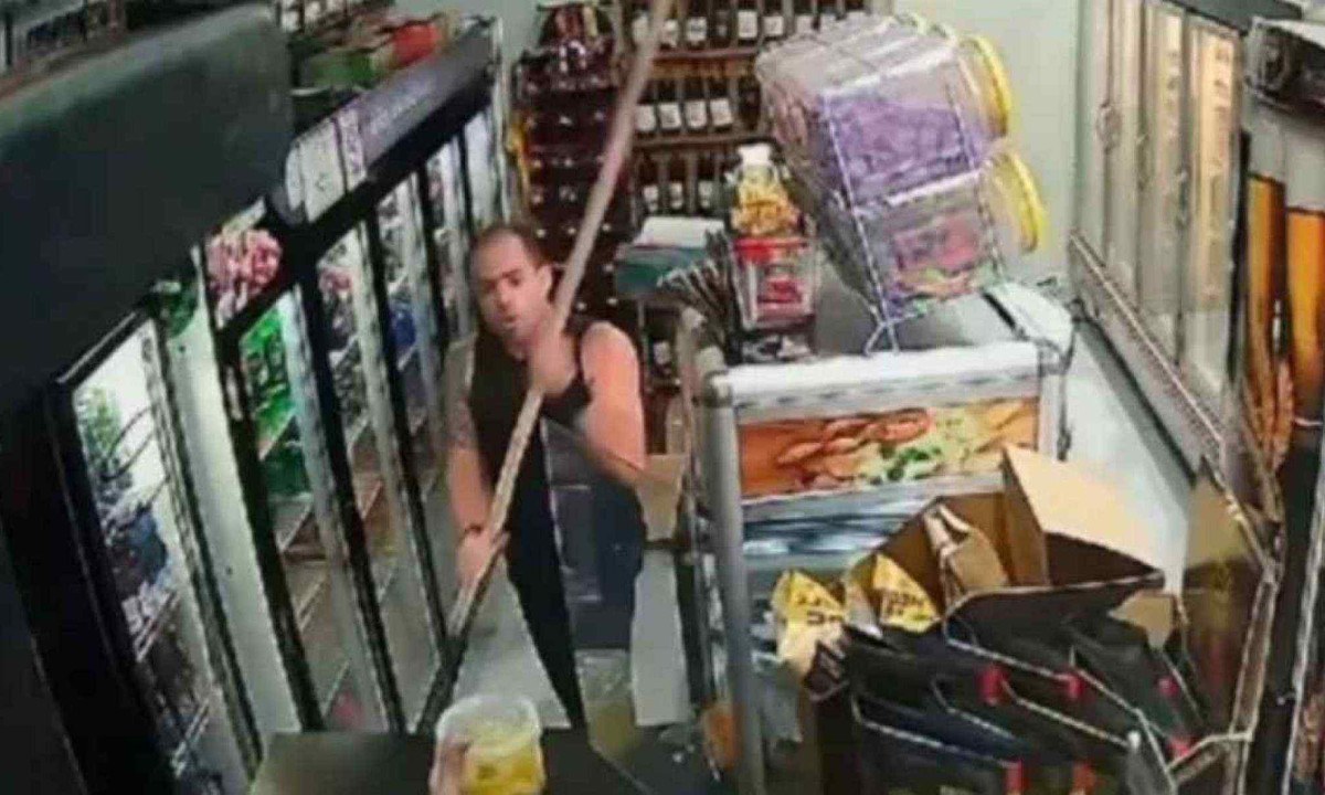 Frame de vídeo mostra major da PM paulista armado com enxada em loja de conveniência -  (crédito: Reprodução/Dailymotion)