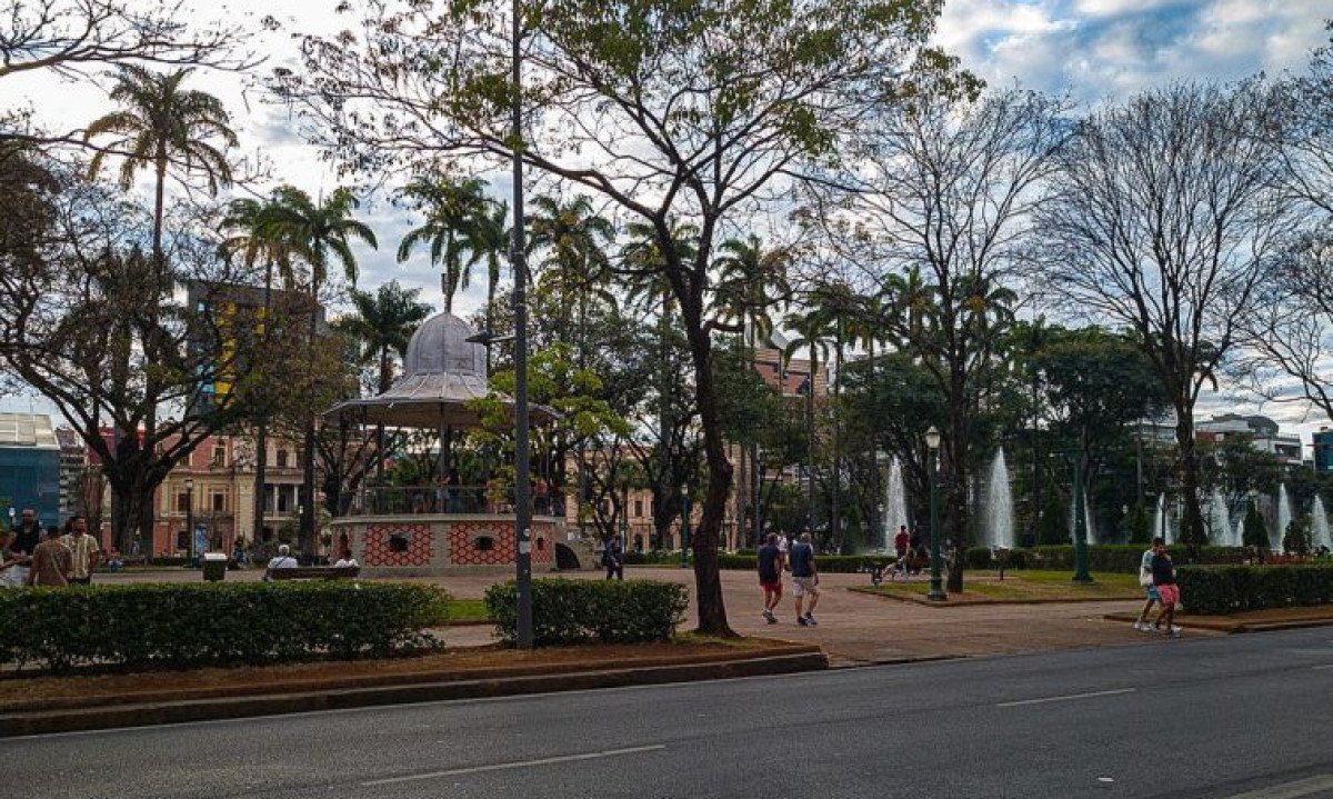 Além disso, haverá um show de drones exibindo imagens relacionadas à cultura mineira. Uma grande mesa de queijos artesanais também será montada na Praça da Liberdade (foto). -  (crédito: wikimedia commons/Tet)