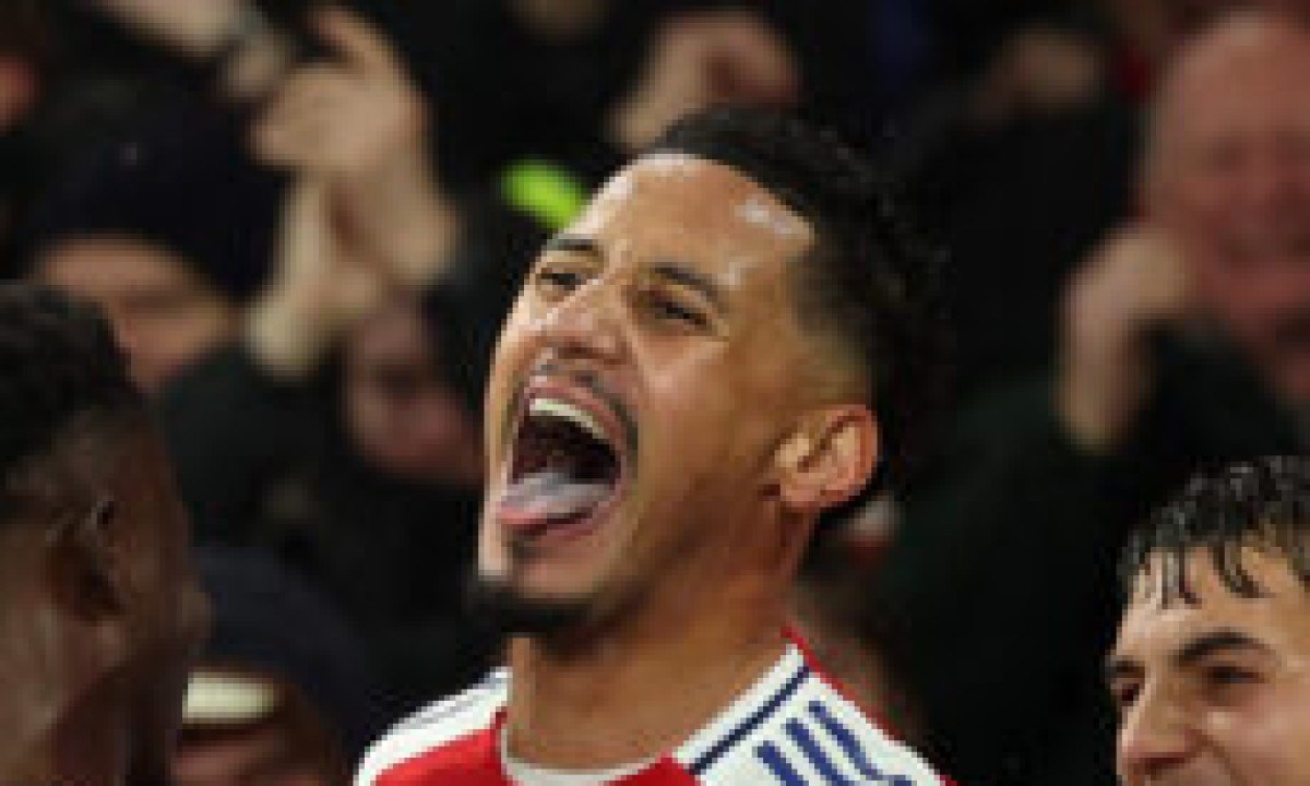  Arsenal's French defender #02 William Saliba (C) celebrates scoring the team's second goal with Arsenal's English midfielder #07 Bukayo Saka and Arsenal's Polish defender #15 Jakub Kiwior during the English Premier League football match between Arsenal and Manchester United at the Emirates Stadium in London on December 4, 2024. (Photo by Adrian Dennis / AFP) / RESTRICTED TO EDITORIAL USE. No use with unauthorized audio, video, data, fixture lists, club/league logos or 'live' services. Online in-match use limited to 120 images. An additional 40 images may be used in extra time. No video emulation. Social media in-match use limited to 120 images. An additional 40 images may be used in extra time. No use in betting publications, games or single club/league/player publications. /
     -  (crédito:  AFP)