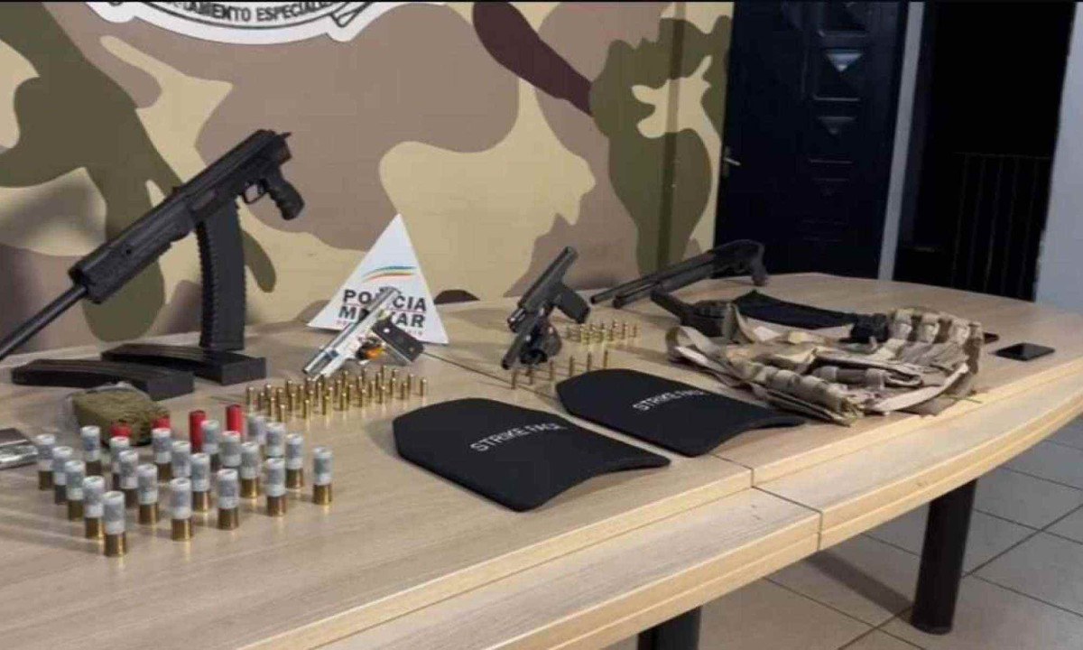 Polícia apreendeu armas, munições e drogas durante operação -  (crédito: PMMG/Divulgação)