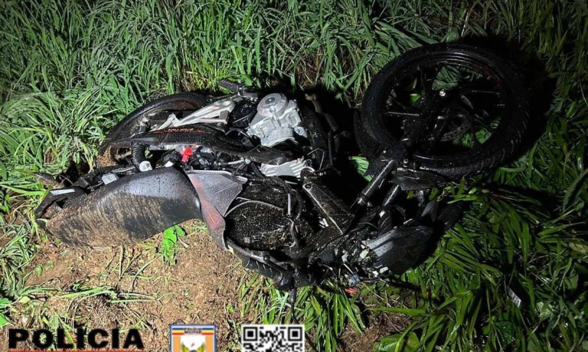 Moto e motociclista foram arremessados para a pista de rolamento da rodovia -  (crédito: PMRv/Divulgação)