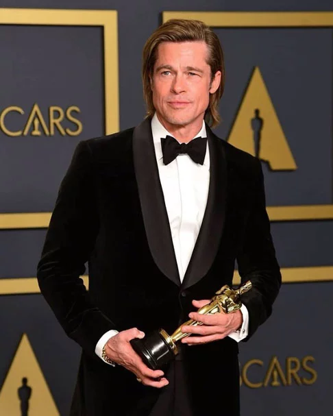 Brad Pitt Ã© ator e produtor de filmes. Entre suas principais premiaÃ§Ãµes estÃ£o um Oscar e um Emmy como produtor, alÃ©m de dois Globos de Ouro como ator. Ã?, hoje, um dos artistas mais bem pagos de Hollywood. 