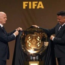 Ronaldo Fenômeno e Infantino mostram a taça que o campeão do Mundial levantará -  (crédito: Foto: Reprodução / FIFA)