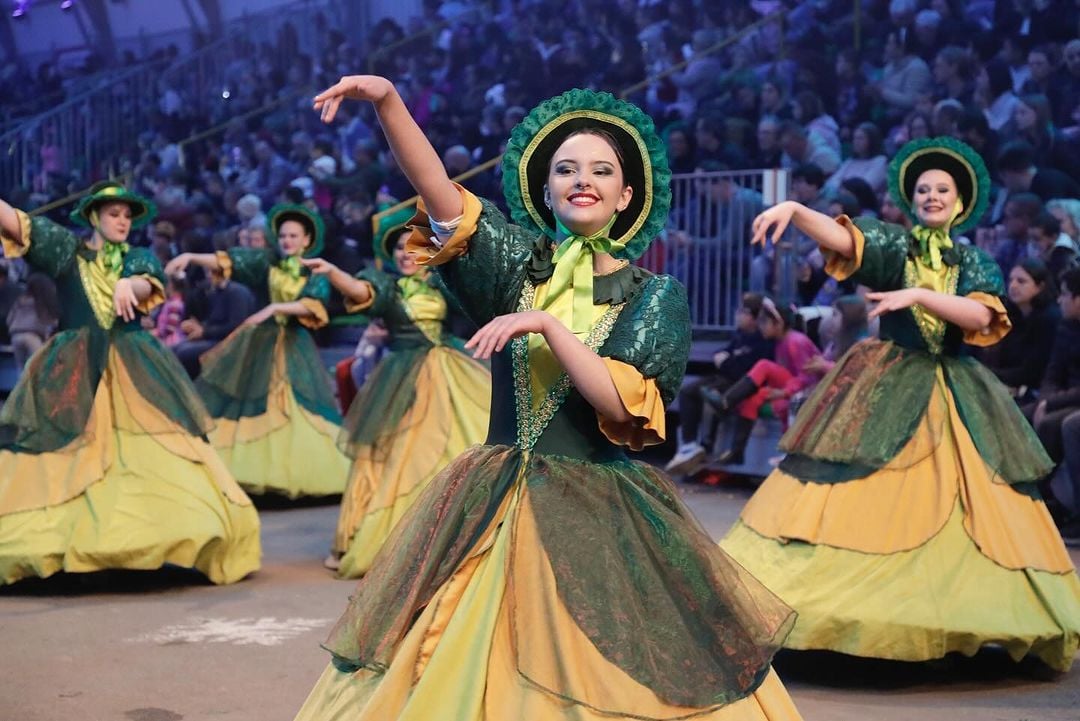 O retorno do Grande Desfile de Natal à Avenida das Hortênsias tornou o espetáculo mais acessível, permitindo que o público assista gratuitamente ao longo do percurso.