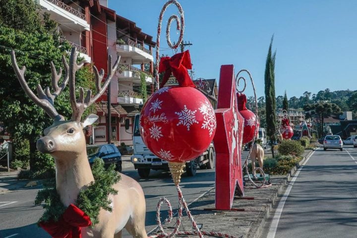 Além das luzes, a Vila de Natal conta com exposições de obras natalinas produzidas por artesãos locais, espaço gastronômico, palco de apresentações e a Casa do Papai Noel, onde as crianças podem entregar cartinhas ao bom velhinho das 14h às 21h.