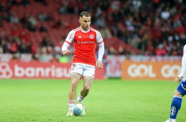 BRUNO GOMES - No lance do gol alvinegro, não evitou o cruzamento perfeito de Almada. Por outro lado, em alguns momentos apareceu para explorar espaços na frente. NOTA: 6,0. Foto: Ricardo Duarte / Internacional