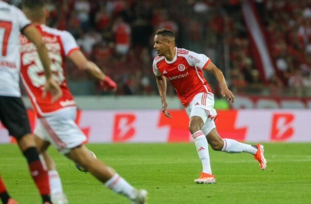 FERNANDO - Não conseguiu ser tão eficiente na marcação como outros companheiros e concedeu espaços para contra-ataques na reta final da partida. NOTA: 5,5.  Foto: Ricardo Duarte / Internacional