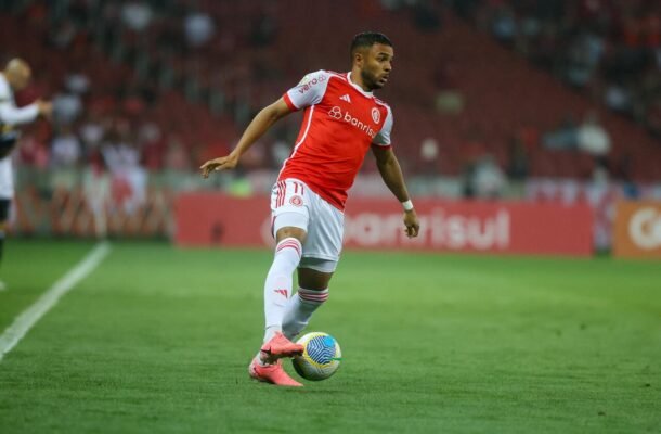 WANDERSON - Entrou na etapa final para dar mais agilidade e poderio ofensivo, porém também pecou nas finalizações e não foi eficiente. NOTA: 6,0.  Foto: 