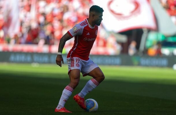 BRUNO TABATA  - Um dos jogadores mais perigosos do Colorado, sobretudo no primeiro tempo, quando por pouco não deixou tudo igual no placar. NOTA: 6,5. Foto: Ricardo Duarte / Internacional