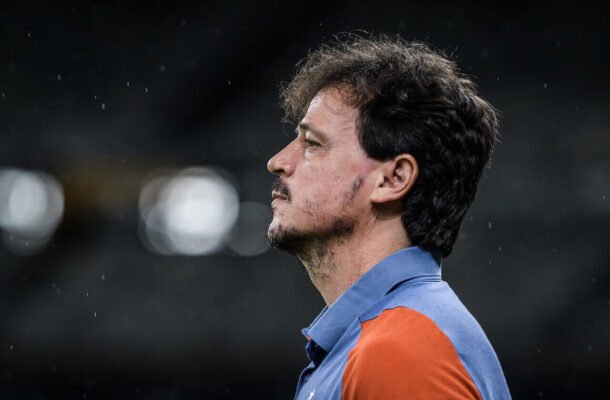 TÉCNICO; FERNANDO DINIZ - Seu time segue sem padrão.  A defesa deu espaços para o Palmeiras entrar na cara de Cássio várias vezes e o time só não levou goleada por causa das defesas de Cássio. NOTA 4,0. Foto: Gustavo Aleixo/Cruzeiro  