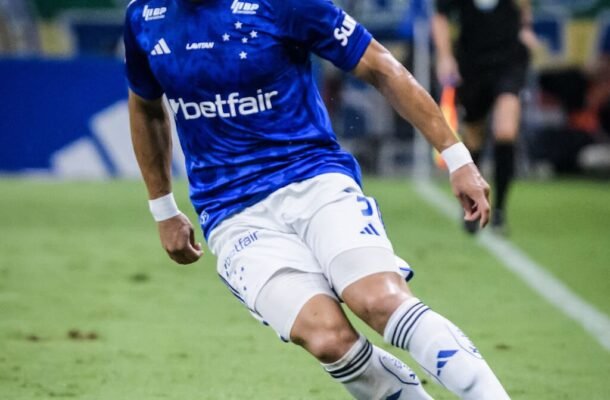 MARLON – Altos e baixos. Saiu bem com a bola, mas penou para marcar Estêvão. Fez a jogada do gol de Matheus Pereira.  NOTA 6,5 -  Foto: Gustavo Aleixo/Cruzeiro