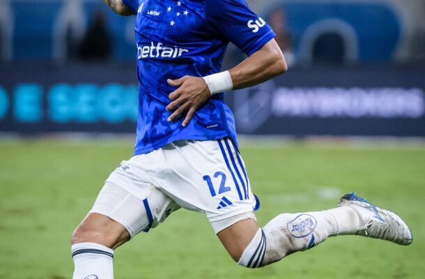 WILLIAM – Quando foi ao ataque, pecou no passe final. Na defesa, se deu bem contra Vanderson, mas perdeu disputas importantes contra Felipe Anderson. NOTA 5,5 -  Foto: Gustavo Aleixo/Cruzeiro