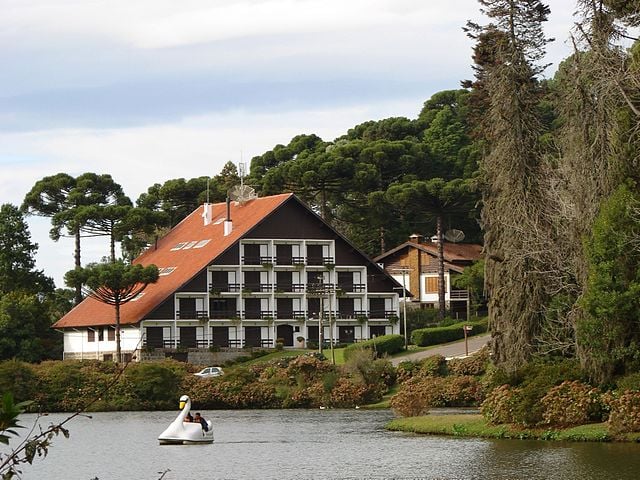 A cidade tem belos lagos para passeios, numa paisagem que se harmoniza com o casario em estilo europeu. 