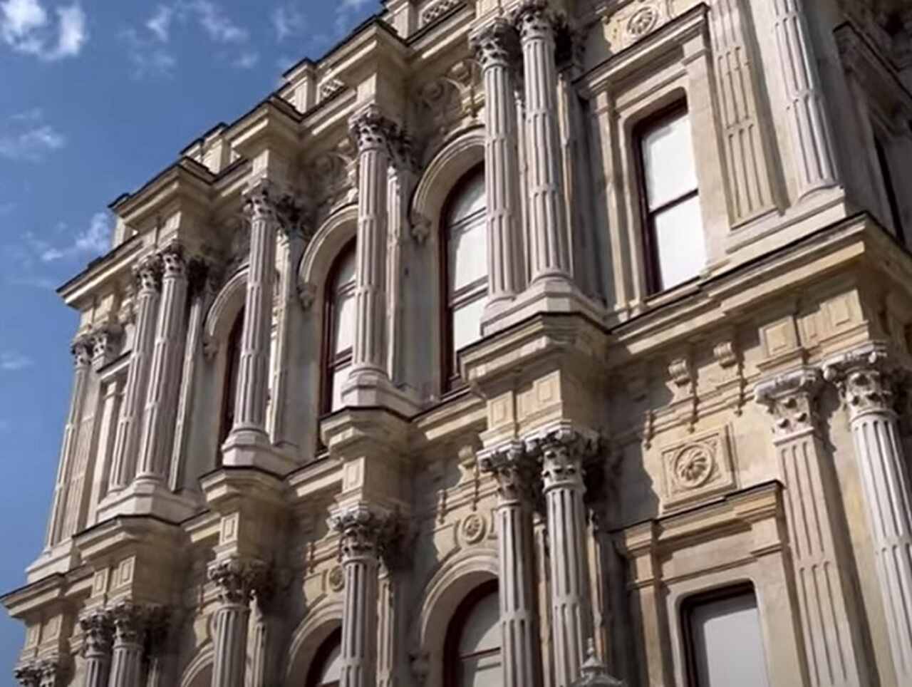 Palácio de Beylerbeyi (Beylerbeyi Saray?) - Construído entre 1861 e 1865, o Palácio de Beylerbeyi era a residência de verão dos sultões otomanos. Situado na margem asiática do Bósforo, o palácio combina arquitetura otomana e ocidental.