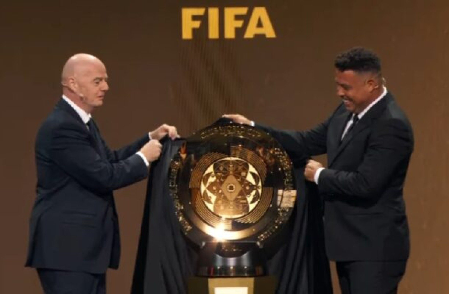 Troféu do campeão do Super Mundial é surpreendente