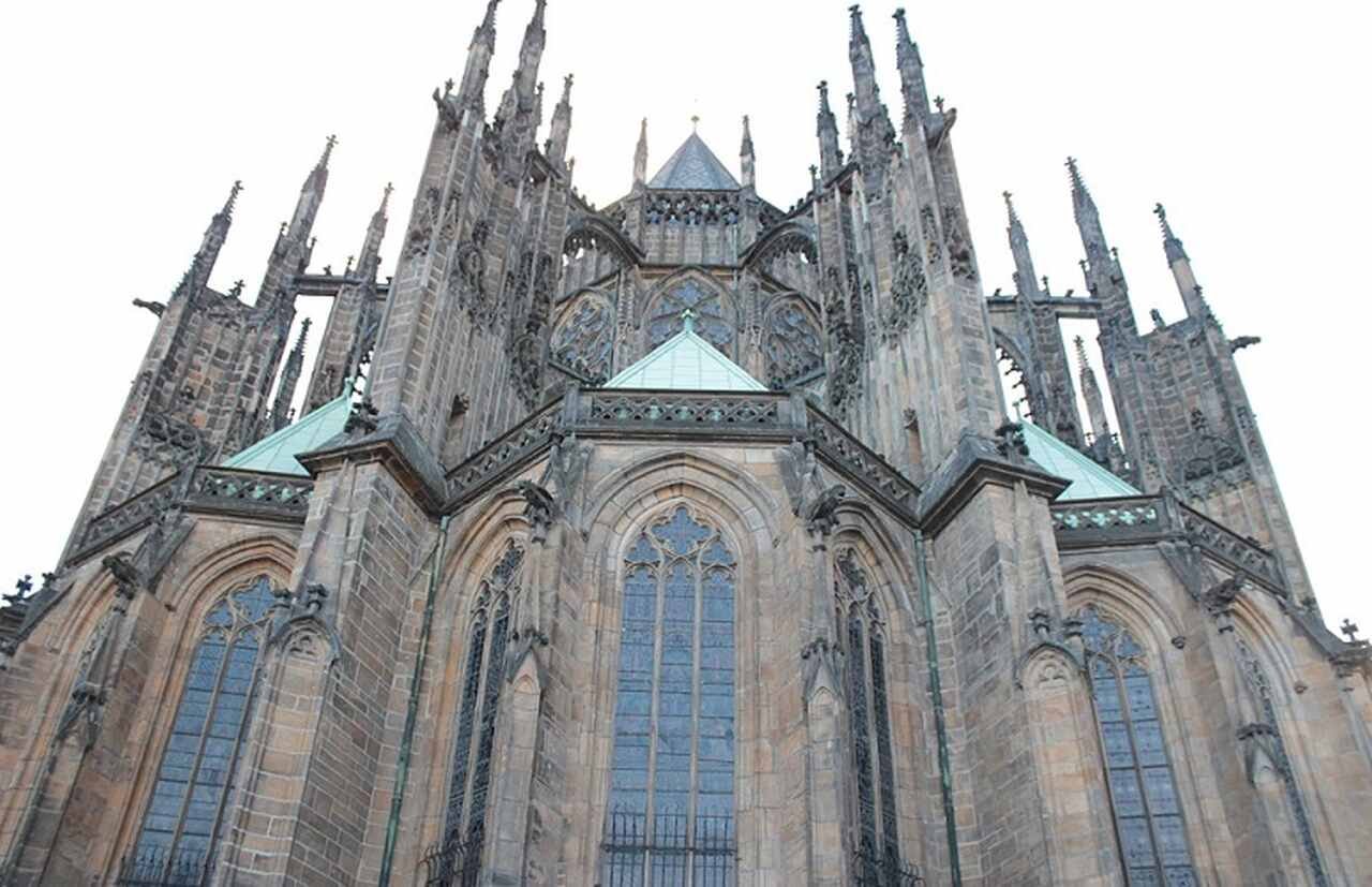Catedral de São Vito (Katedrála svatého Víta) - Parte do complexo do Castelo de Praga, a Catedral de São Vito começou a ser construída em 1344 e foi concluída em 1929. É o principal local de coroação dos reis tchecos e abriga os túmulos de santos e monarcas, além da Capela de São Venceslau.