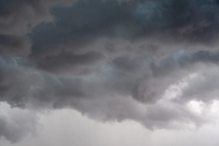 Esse fenômeno é mais frequente durante o verão, quando as temperaturas elevadas e a alta umidade criam condições ideais para a formação de nuvens de tempestade. 