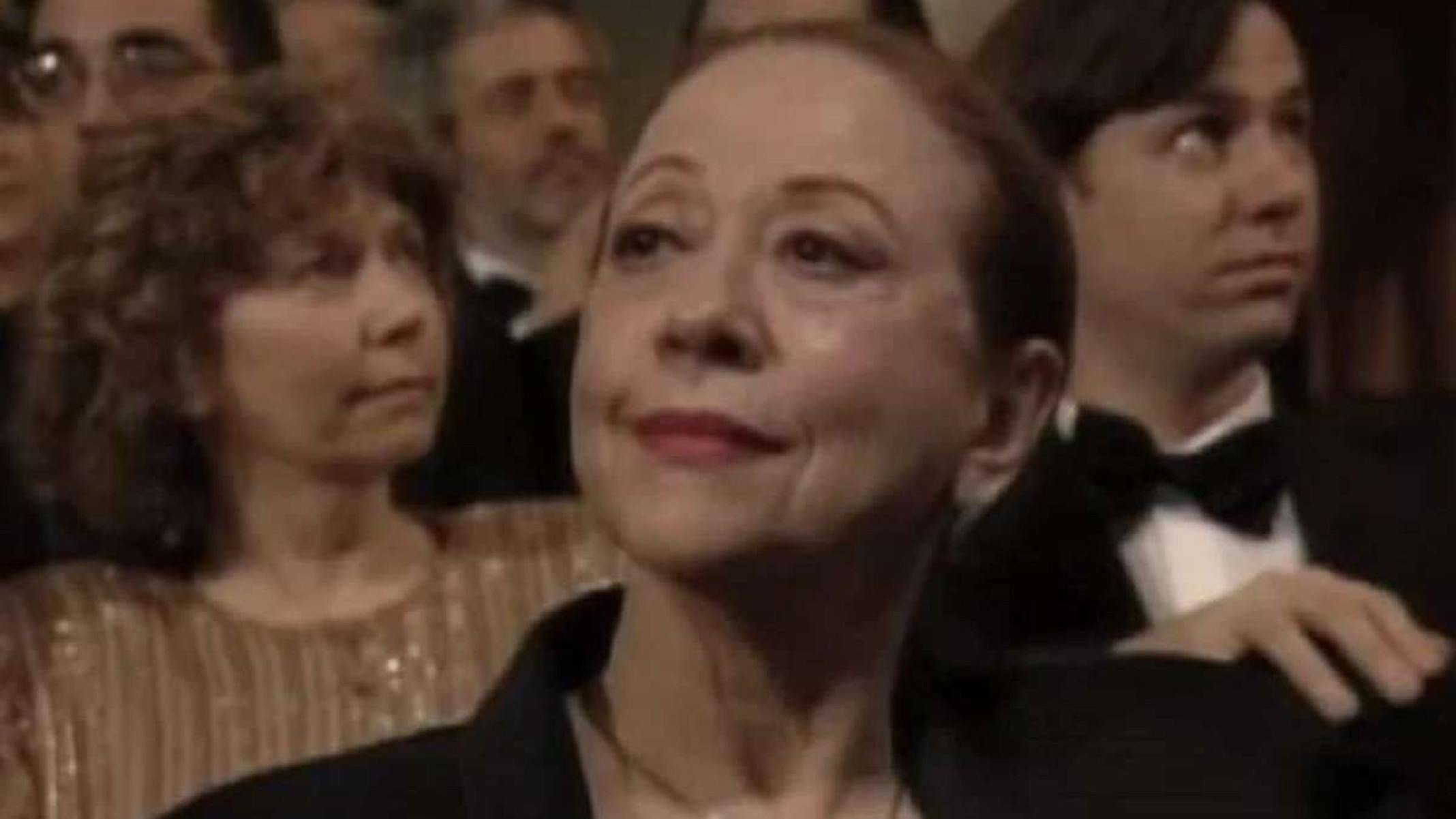 Fernanda Montenegro observa anúncio das indicadas ao Oscar de melhor atriz, em 1999, durante a cerimônia de premiação