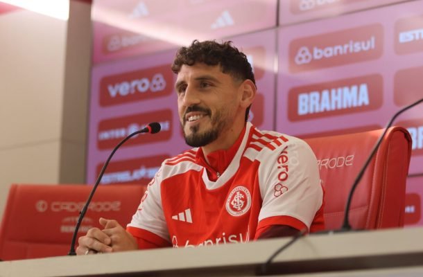 ROGEL - No sistema defensivo, deu conta do recado e até se arriscou em algumas bolas alçadas na área, mas sem sucesso. NOTA: 6,0  Foto: Ricardo Duarte / Internacional