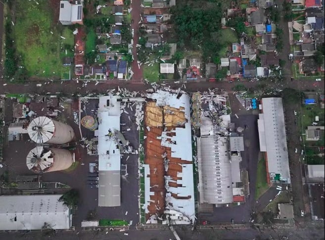 Na ocasião, pelo menos 1,2 mil residências foram afetadas, impactando cerca de 15 mil pessoas. 