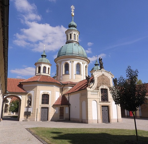 Igreja de Nossa Senhora Vitoriosa (Kostel Panny Marie Vít?zné) - Construída em 1613, esta igreja barroca em Malá Strana é famosa por abrigar a estátua do Menino Jesus de Praga, uma figura milagrosa venerada por católicos de todo o mundo.