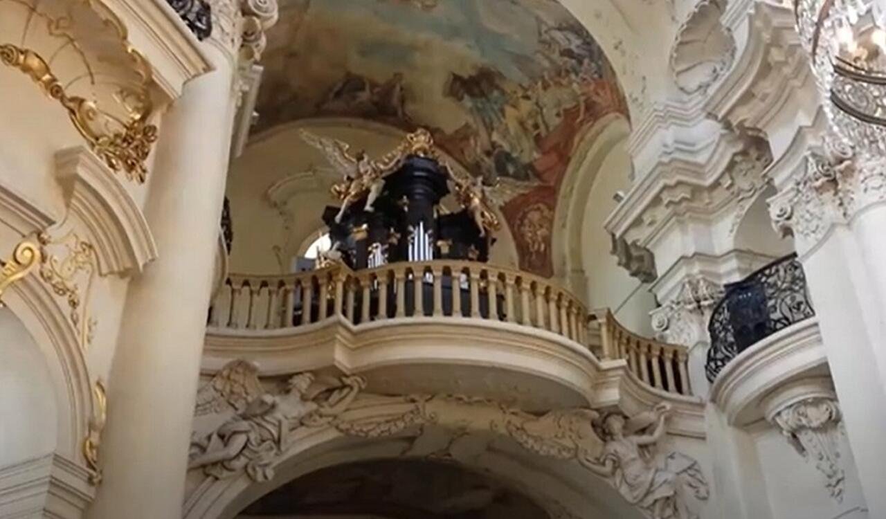 Catedral de São Nicolau (Kostel svatého Mikuláše) - Concluída em 1755, a Catedral de São Nicolau em Malá Strana é um exemplo espetacular do barroco praguense. Seu interior é ricamente decorado com afrescos e estátuas, e a cúpula oferece uma vista impressionante da cidade.