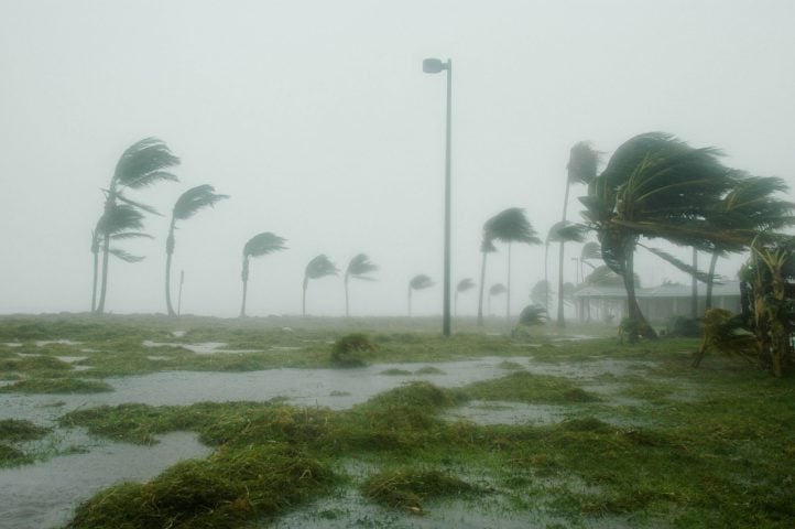 Essas nuvens, que podem atingir altitudes de até 20 km, são capazes de gerar ventos extremamente fortes, conforme destaca o National Weather Service, dos Estados Unidos.