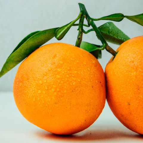 Laranja e maçã - Todas as frutas são ótimas fontes, porém a laranja e a maçã têm destaque por fornecerem ácido fólico, menos associado a sintomas depressivos. A laranja também tem vitamina C, garantindo energia e combatendo o estresse.