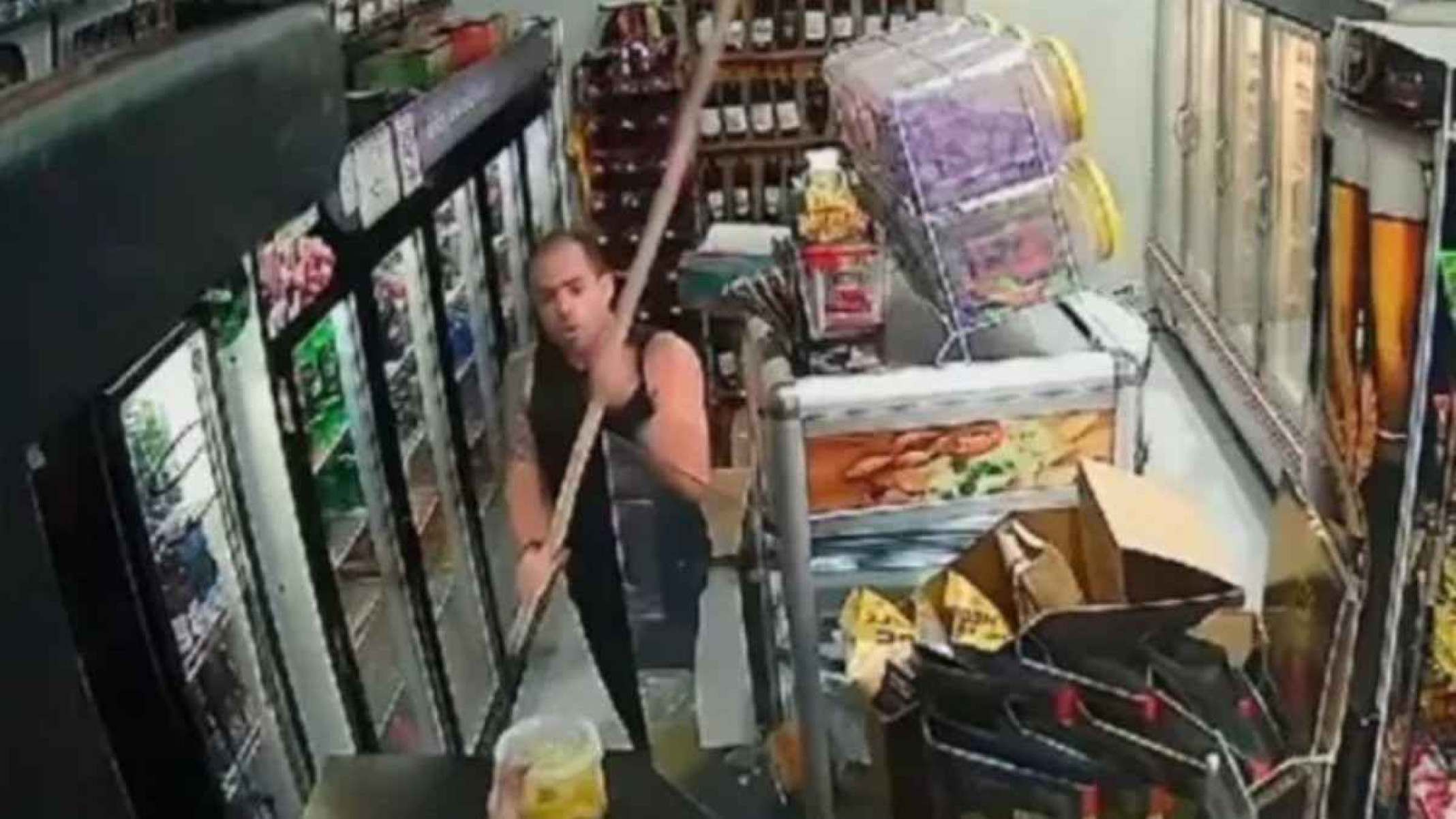 Major da PM invade adega e agride funcionário com cabo de enxada; vídeo