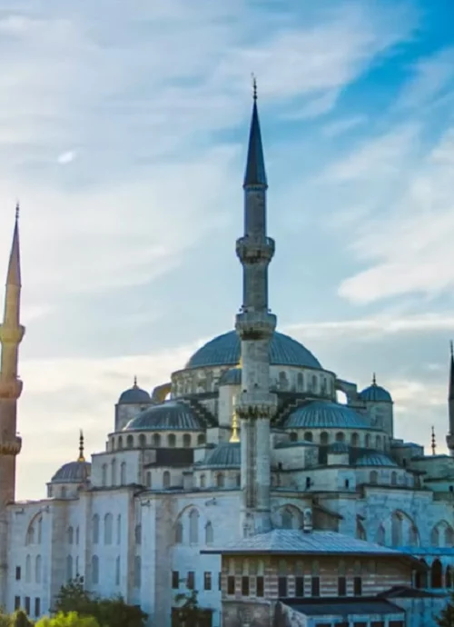 Mesquita Azul (Sultanahmet Camii) - Inaugurada em 1616 durante o reinado do Sultão Ahmed I, a Mesquita Azul é famosa por seus seis minaretes e pelo interior decorado com azulejos azuis de ?znik. É um dos exemplos mais impressionantes da arquitetura otomana.