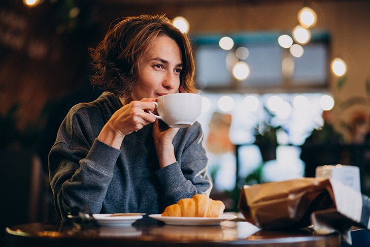 Faz bem para saúde - É verdade que exagerar no café pode trazer complicações para o seu organismo. No entanto, um estudo publicado na revista acadêmica Annals of Internal Medicine indicou que tomar cerca de três xícaras de café por dia pode reduzir o risco de morte, além do fato de o café ter antioxidantes.