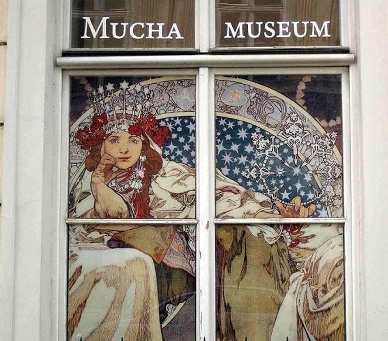 Museu Mucha (Mucha Museum) - Dedicado à vida e obra do artista tcheco Alphonse Mucha, este museu, inaugurado em 1998, é um tributo ao mestre do estilo Art Nouveau. A coleção inclui pôsteres, pinturas e fotografias que destacam sua influência no movimento artístico.