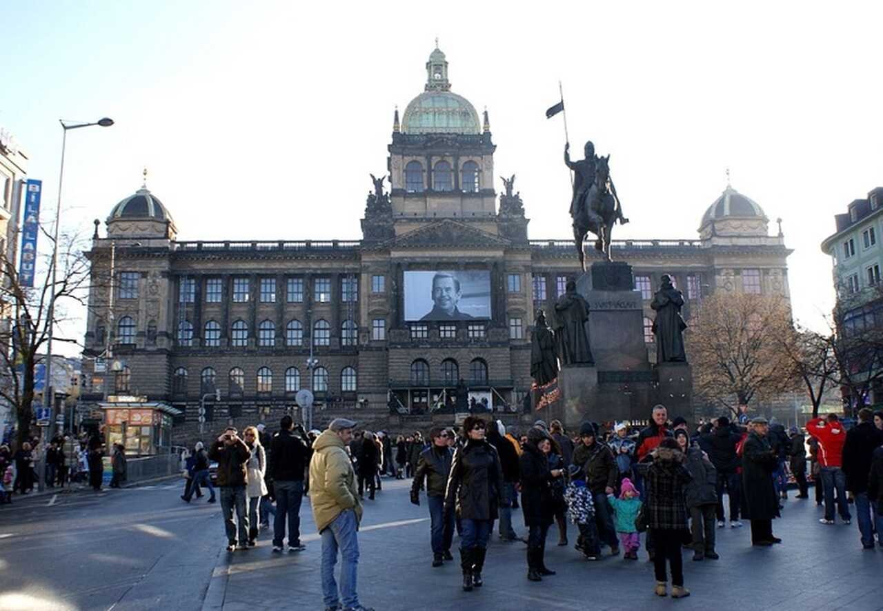 Museu Nacional de Praga (Národní muzeum) - Fundado em 1818 e localizado na Praça Venceslau, o Museu Nacional é o maior e mais antigo da República Tcheca. O edifício neorrenascentista abriga exposições sobre a história natural, arqueologia e artefatos históricos do país.