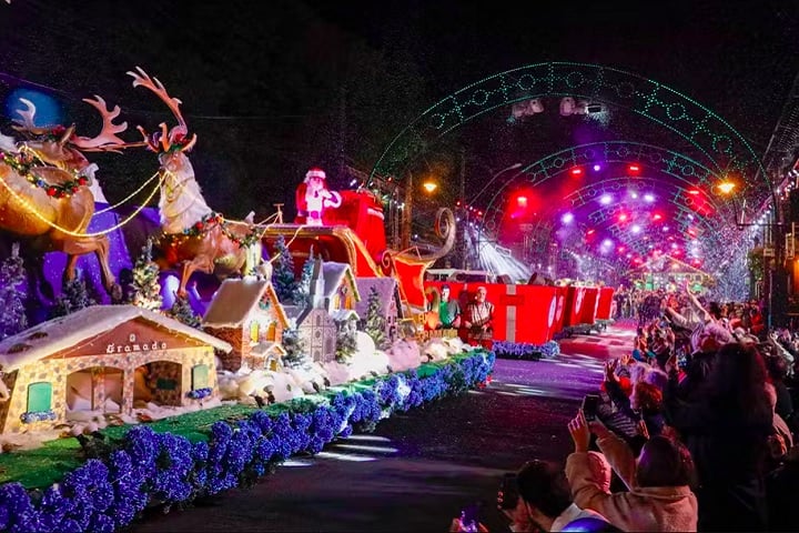 A 39Âª ediÃ§Ã£o do Natal Luz de Gramado traz como destaque o retorno do Grande Desfile de Natal ao centro da cidade, apÃ³s anos sendo realizado no ExpoGramado. 