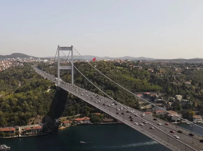 Ponte do Bósforo (Bo?aziçi Köprüsü) - Inaugurada em 1973, a Ponte do Bósforo conecta as partes europeia e asiática de Istambul. Foi a primeira ponte suspensa construída sobre o Bósforo e é um símbolo da cidade moderna.