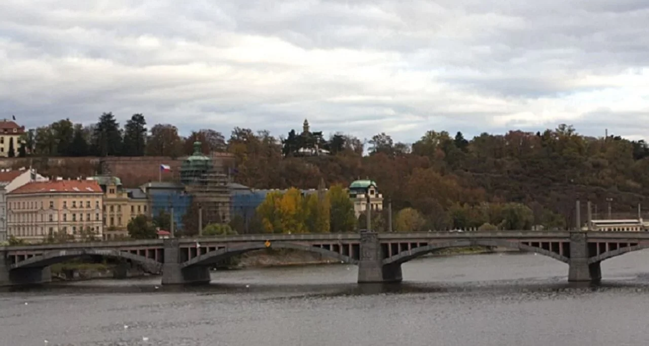 Ponte de Manes (Mánes?v most) - Inaugurada em 1914, a Ponte de Manes conecta a Cidade Velha ao Bairro de Malá Strana. É uma das mais belas pontes de Praga, com vistas impressionantes do Castelo de Praga e da Ponte Carlos