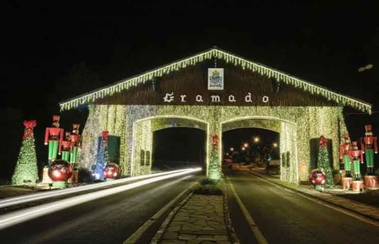 Gramado fica na Serra Gaúcha, a 830 metros de altitude, a 115 km da capital Porto Alegre. Tem 39 mil habitantes. 