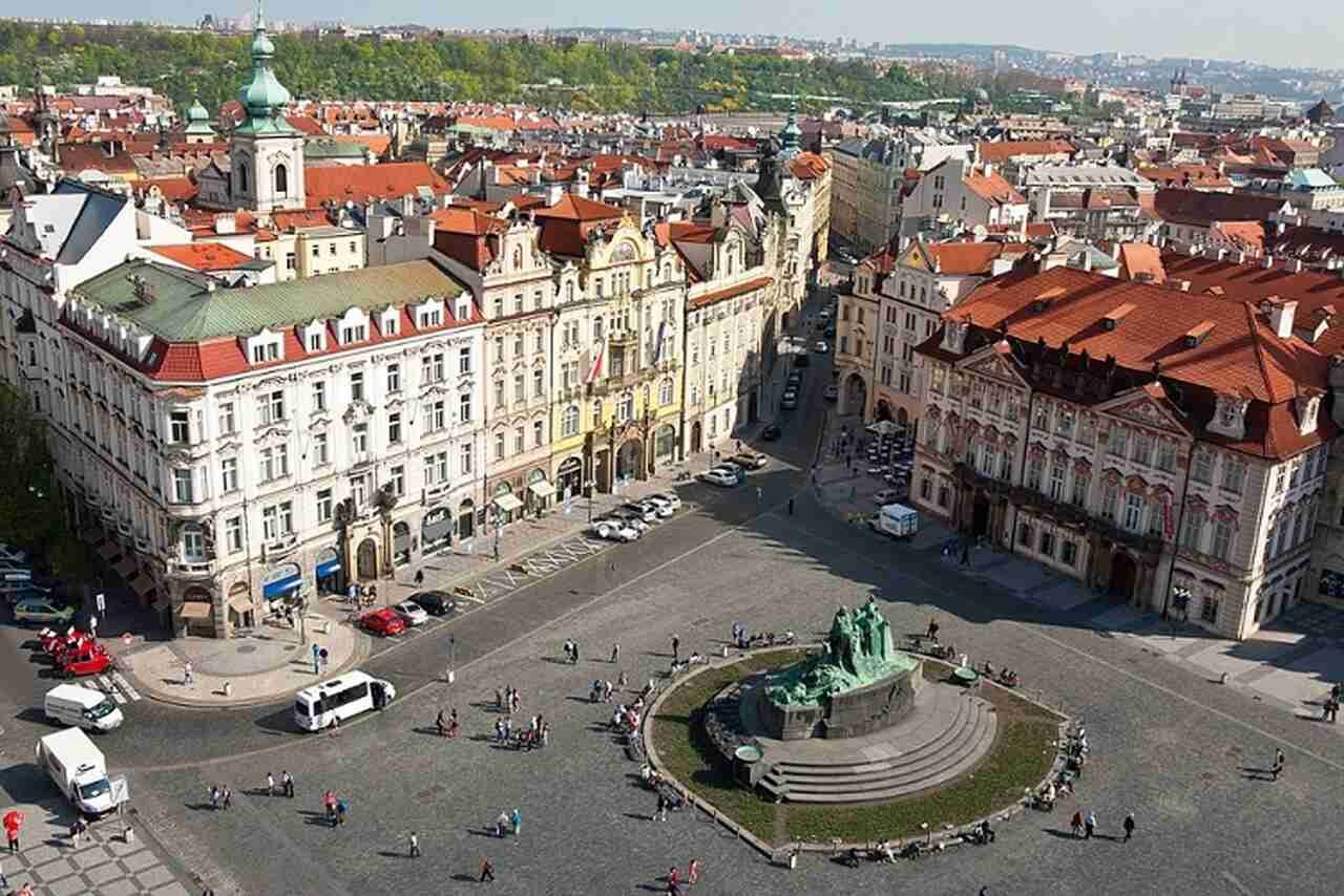 Praça da Cidade Velha (Starom?stské nám?stí) - No coração de Praga, a Praça da Cidade Velha é rodeada por edifícios históricos, incluindo a Igreja de Nossa Senhora diante de Týn e o Relógio Astronômico. O centro da praça é dominado pela estátua de Jan Hus, reformador religioso do século XV.