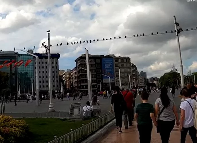 Praça Taksim (Taksim Meydan?) - Taksim é o coração moderno de Istambul, conhecida por sua movimentada vida noturna, restaurantes e lojas. A praça é também um importante símbolo político e cultural, frequentemente palco de manifestações e eventos públicos.