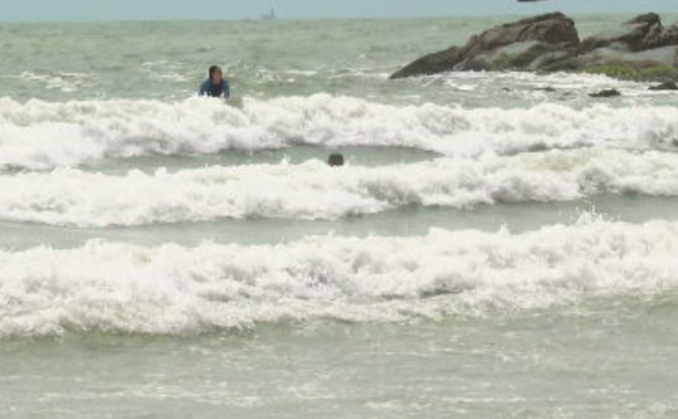 Esse litoral inclui o norte de São Paulo e a Baixada Santista, com praias que atraem moradores e turistas (brasileiros e até estrangeiros). Mas é preciso ter atenção com as ondas e as correntezas.