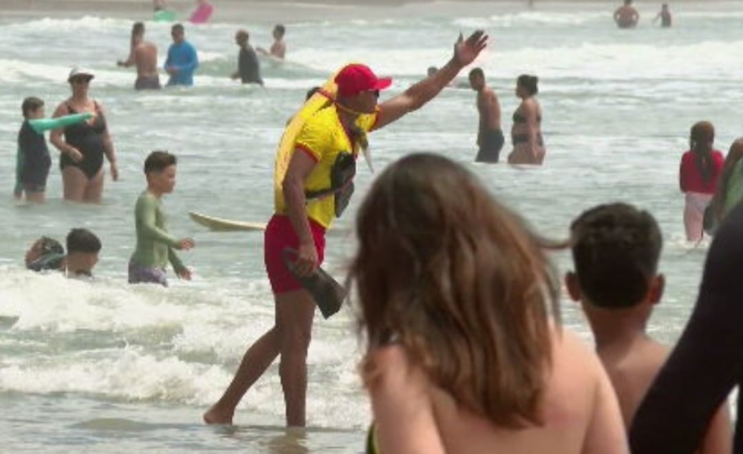 Na Baixada Santista, de janeiro a novembro deste ano foram 2.911 salvamentos e 91 mortes por afogamento. Os guarda-vidas acenam sempre que alguém está se arriscando.