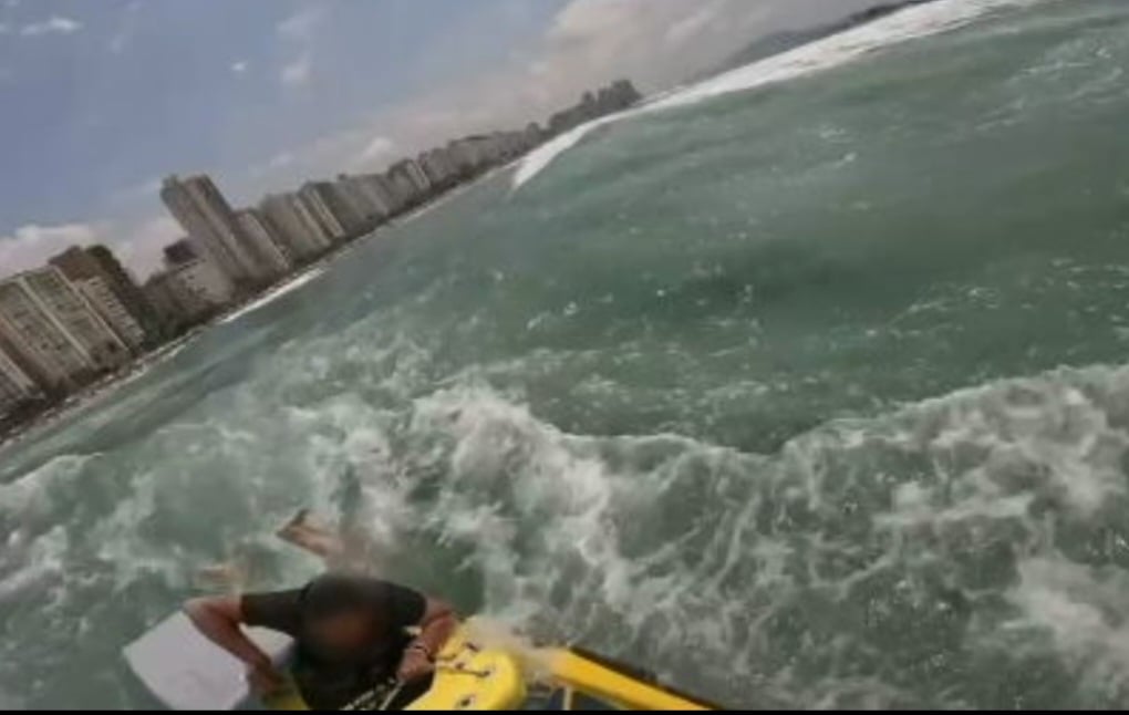 Ã? frequente o uso de jet ski para o resgate de banhistas que se afastaram demais da orla e nÃ£o conseguiram retornar.