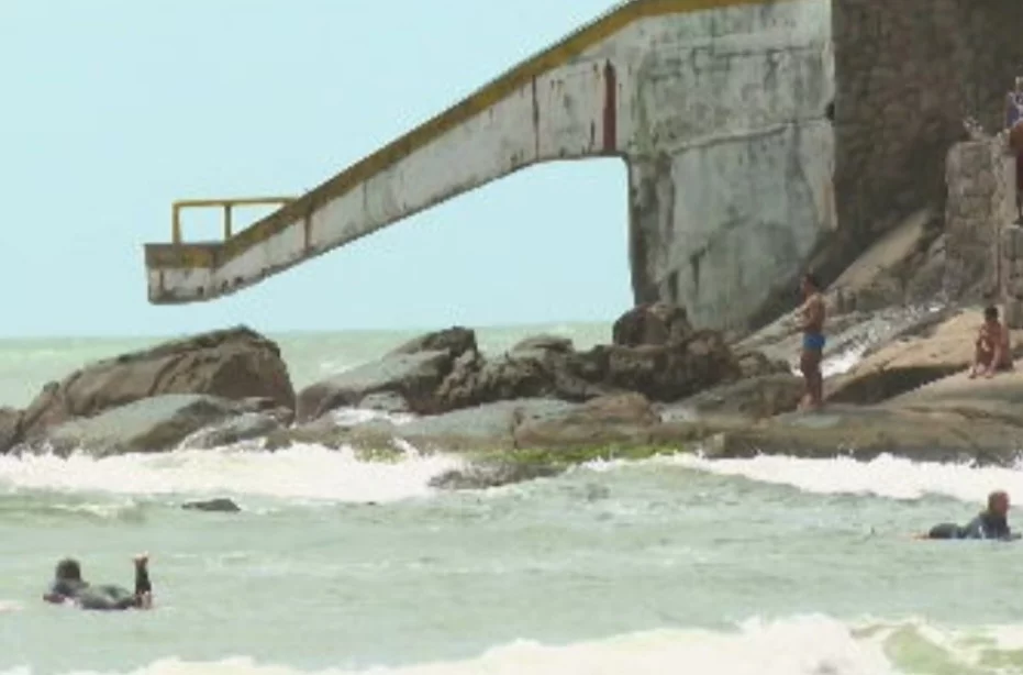 Os guarda-vidas pedem que as pessoas resistam à tentação de fazer fotos nas pedras, à beira do mar. Muitas querem fazer selfies para postar nas redes sociais, mas acabam sendo levadas pelas ondas, assim como ocorreu na Tailândia.