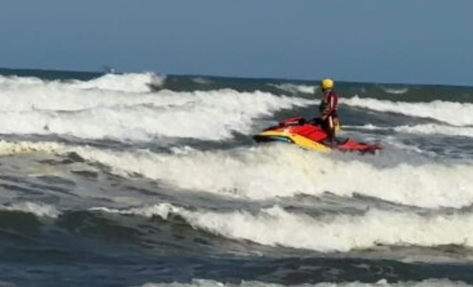 O treinamento envolve o salvamento na água com apoio de embarcações e helicópteros Águia.  Esse tipo de aeronave é utilizada para patrulhamento de diversos tipos, inclusive em operações de resgate marítimo.