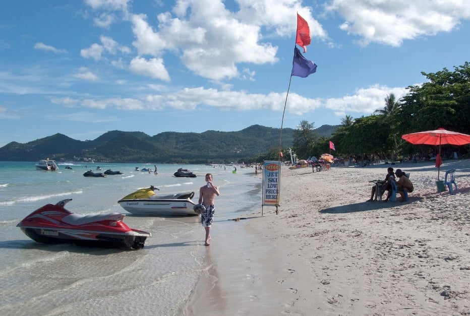 As autoridades da Tailândia usaram o incidente para fazer um alerta sobre o perigo de ficar em costões rochosos à beira do mar. E pediram que os banhistas permaneçam apenas na praia. Mesmo assim, com cautela.