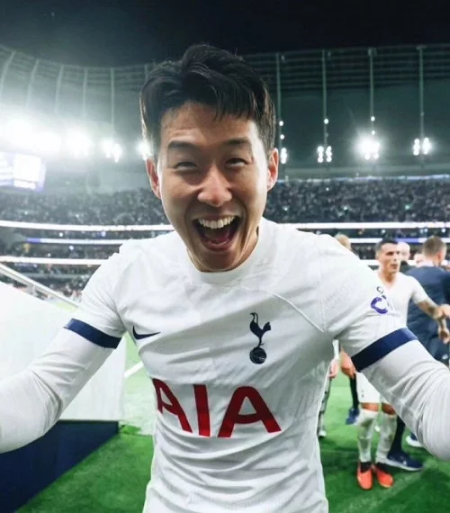 Heung Min Son é um dos jogadores de futebol mais destacados da Coreia do Sul, atuando como atacante no Tottenham. Muito veloz e extremamente técnico, ele é um ícone no país, mas também o jogador sul-coreano mais famoso do Brasil.