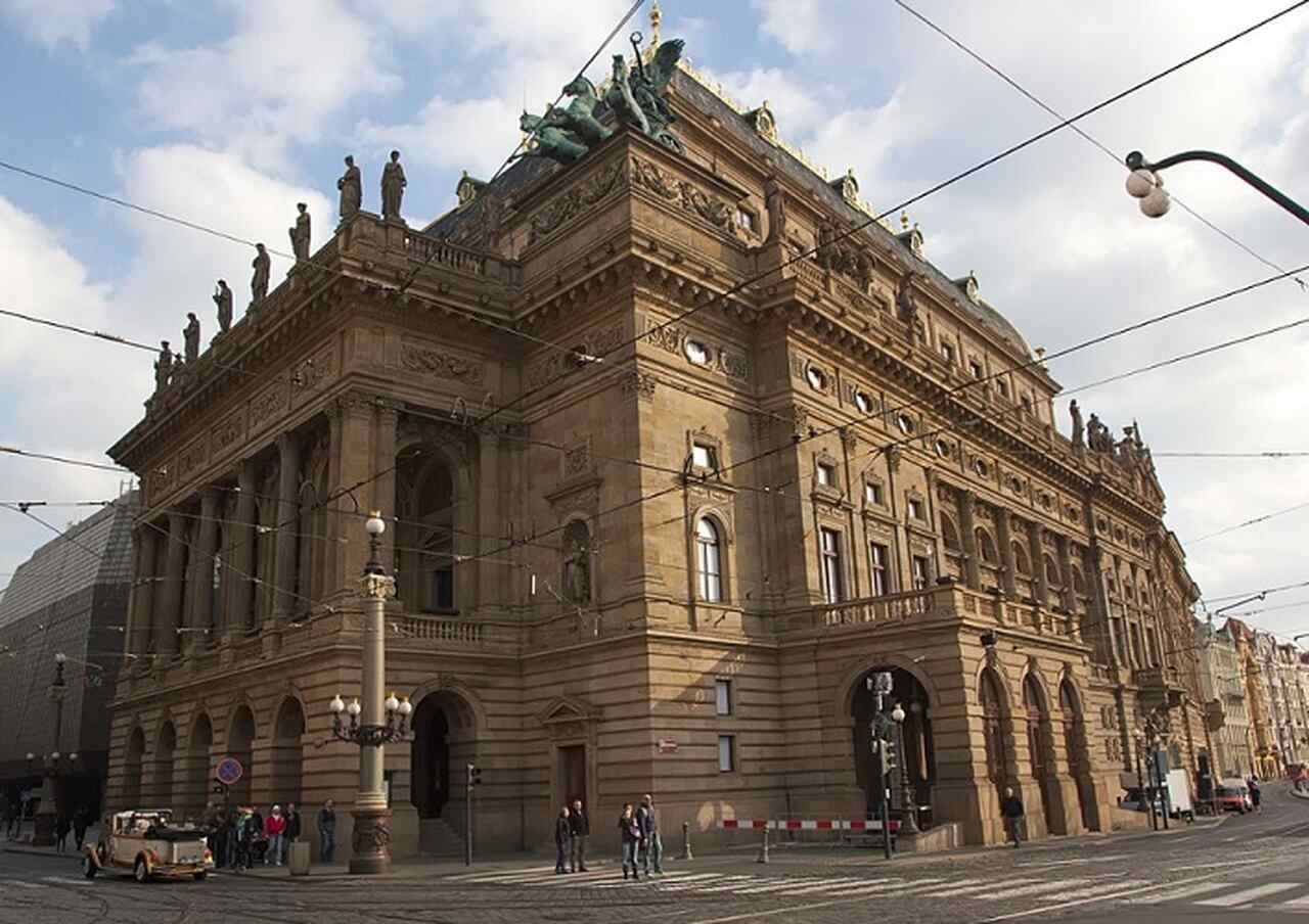 Teatro Nacional (Národní divadlo) - Inaugurado em 1881, o Teatro Nacional é um símbolo da identidade cultural tcheca. Sua arquitetura neorrenascentista é impressionante, e o teatro é conhecido por suas produções de ópera, balé e drama.