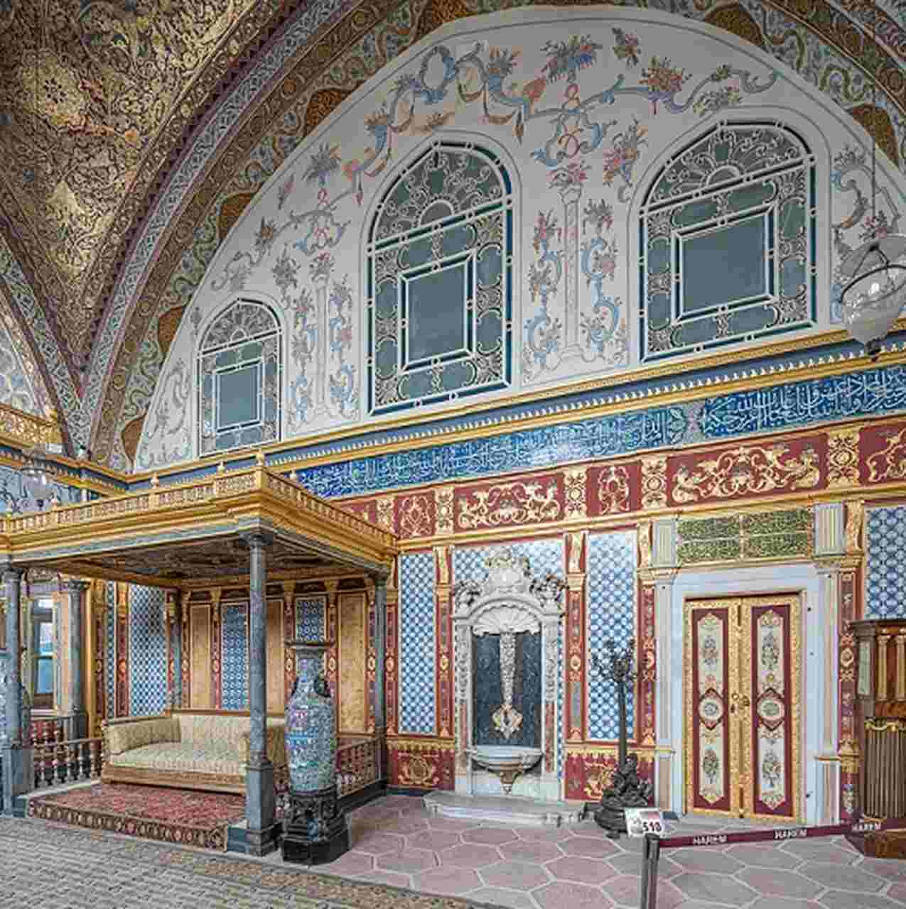 Palácio de Topkapi - Construído entre 1460 e 1478, o Palácio de Topkapi foi a principal residência dos sultões otomanos por quase 400 anos. O complexo inclui jardins, tesouros e a Câmara do Conselho Imperial, sendo uma das principais atrações históricas da cidade.